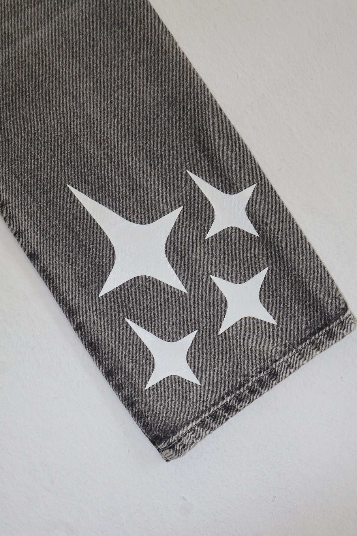 'CANVAS GREY' FLARE-LEG JEANS